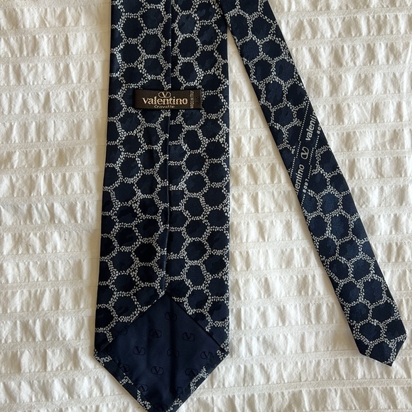 Vintage Valentino 100% silk tie. Perfect condition - Picture 2 of 6